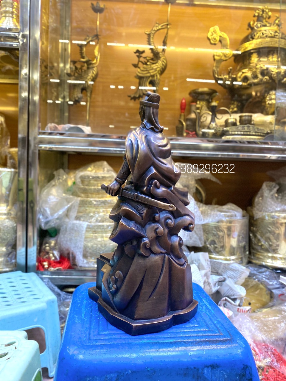 Tượng Hưng Đạo Đại Vương Trần Quốc Tuấn chỉ tay bằng đồng hun - Tượng Trần Quốc Tuấn
