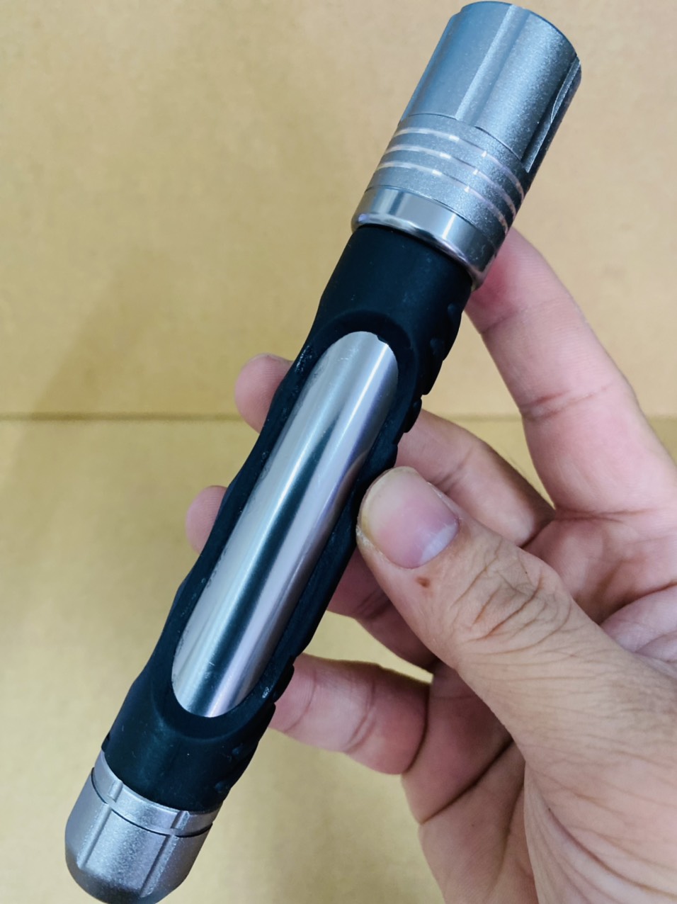 Đèn pin siêu sáng vỏ kim loại cao cấp