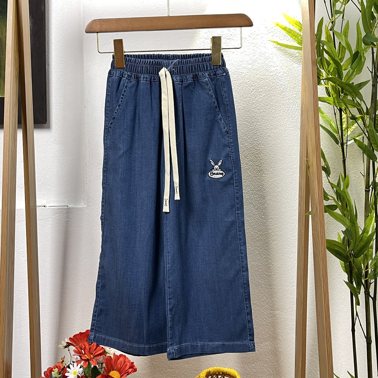 Quần bò giấy cho bé gái ồng sớ size đại 5-10 tuổi thêu thỏ và chữ Bmo vải mỏng mềm mại thời trang mặc được cả 4 mùa