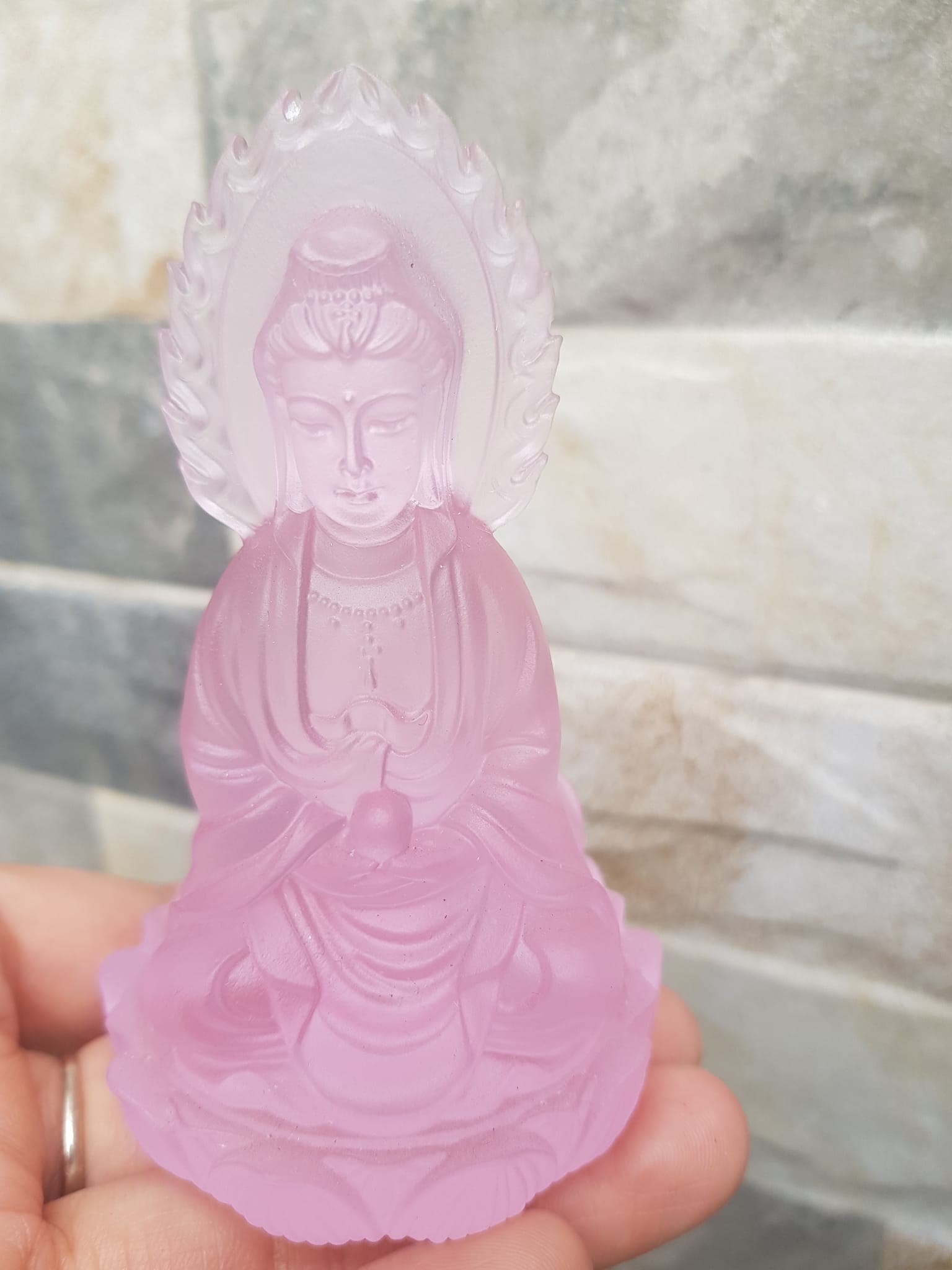 TƯỢNG PHẬT BÀ QUAN ÂM 2 MẶT ĐÁ LƯU LY HỒNG TƯƠI ĐẸP ĐỂ TRONG XE HƠI hoặc BÀN cao 10cm đk 6cm Hợp Anh Chị mệnh HOẢ mệnh THỔ ạ