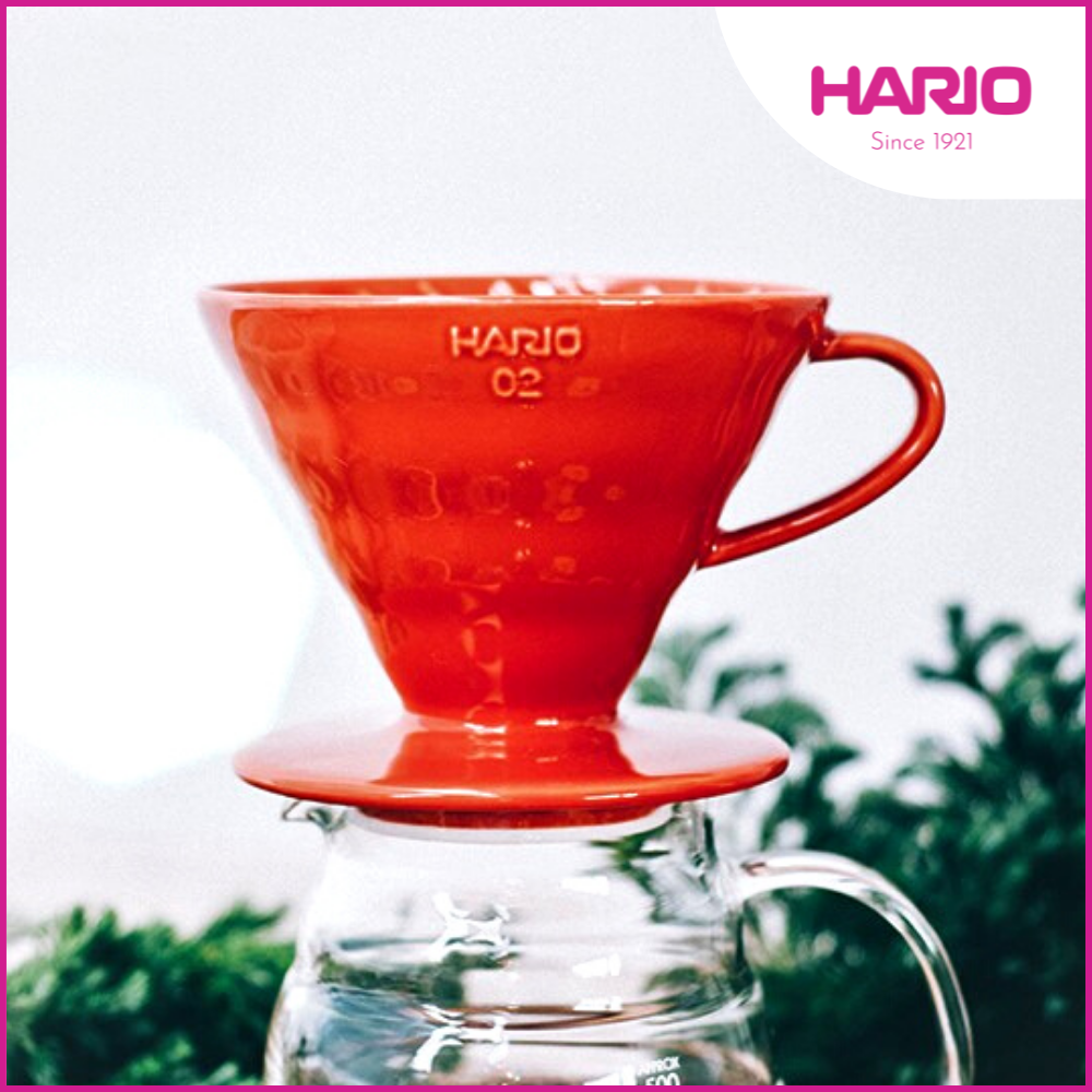 Phễu sứ pha cà phê Hario màu Đỏ (V60-VDC-02R - Kèm muỗng đo lường)