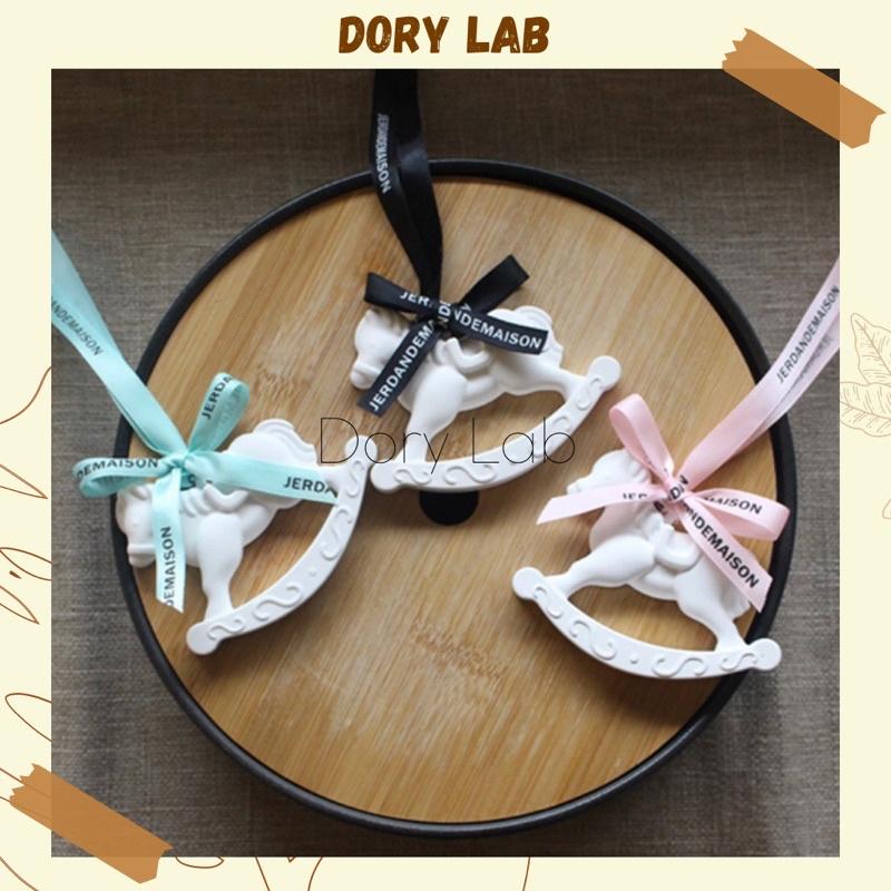 Sáp Thơm Tinh Dầu Hình Ngựa Gỗ Treo Tủ Quần Áo, Xe Ô Tô, Khử Mùi Phòng Handmade - Dory Lab