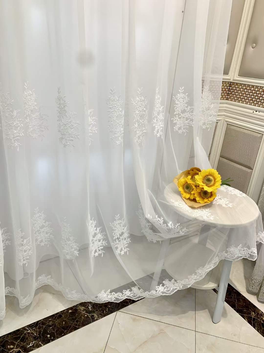 Vải rèm voan thêu hoa hồng trắng