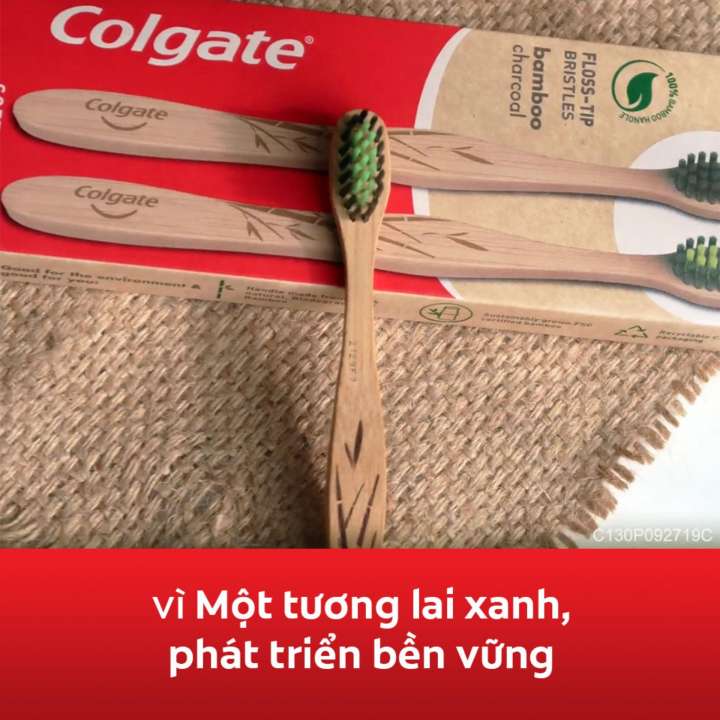 Bộ 3 bàn chải đánh răng Colgate than hoạt tính kháng vi khuẩn Bamboo Charcoal từ tre thiên nhiên