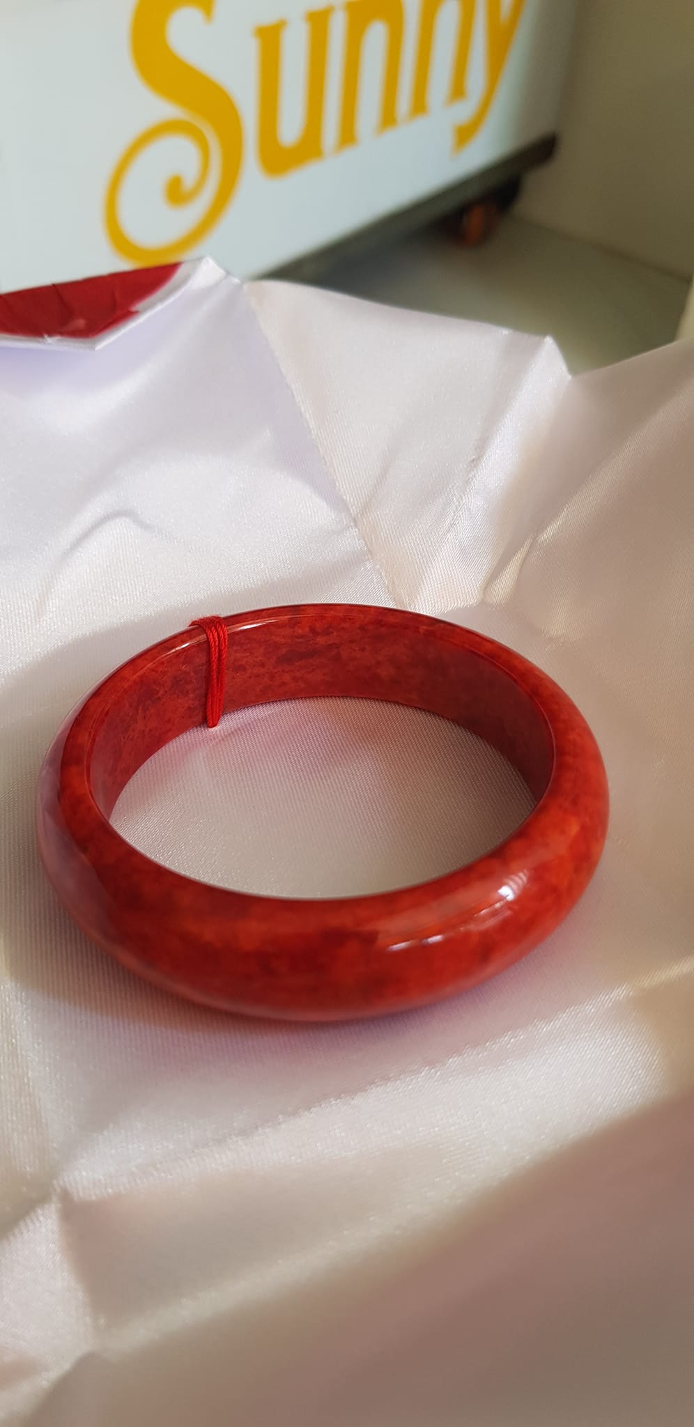 Vòng Cẩm Thạch mới Bản Hẹ Đỏ 56mm x cao 15mm x dầy 7,5mm màu đỏ bông bông đều đậm đẹp nữ mệnh hỏa mệnh thổ 54kg - 65kg đeo hợp ạ