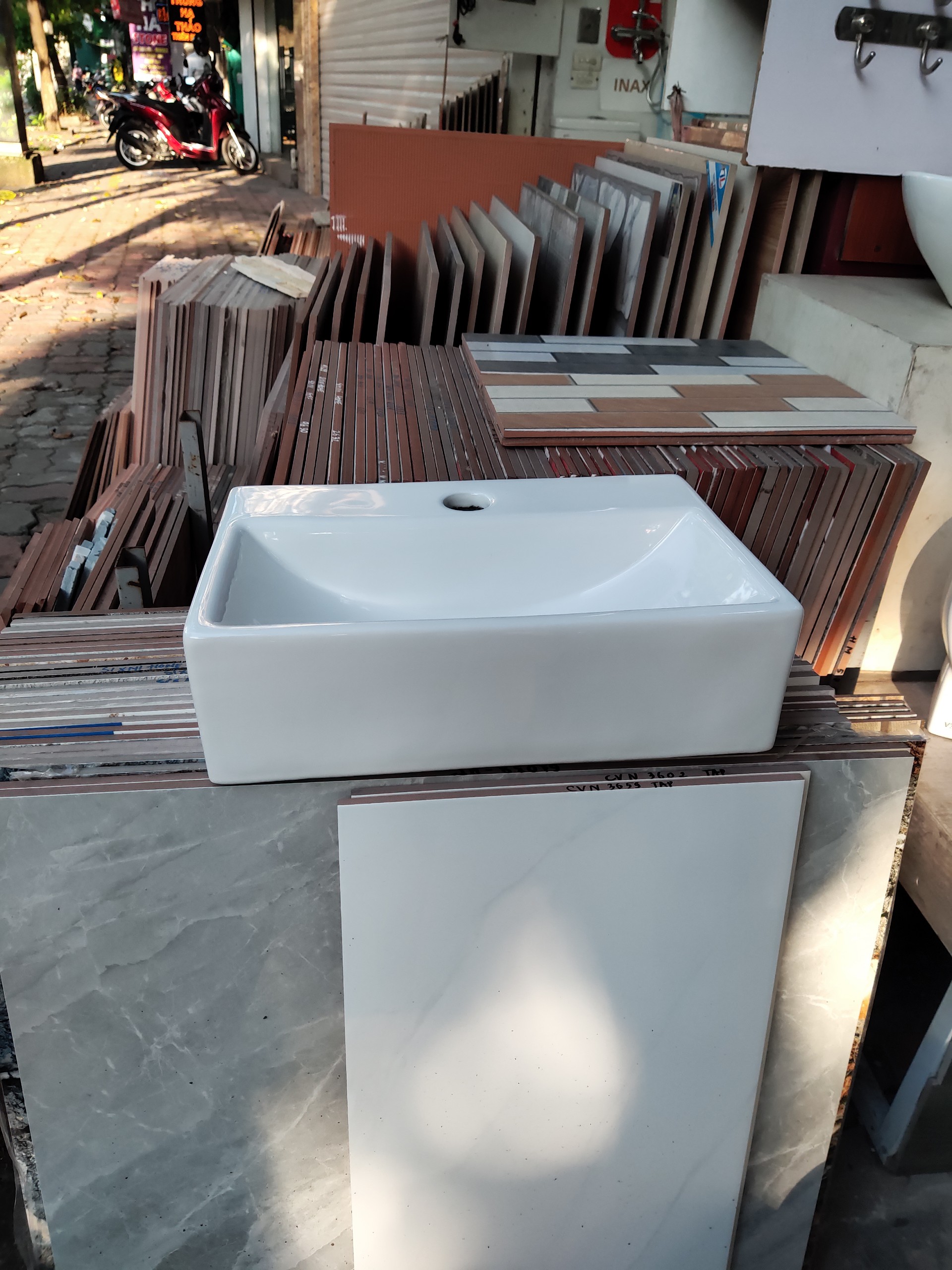 CHẬU LAVABO TREO TƯỜNG HÌNH CHỮ NHẬT HT3040 NHỎ GỌN