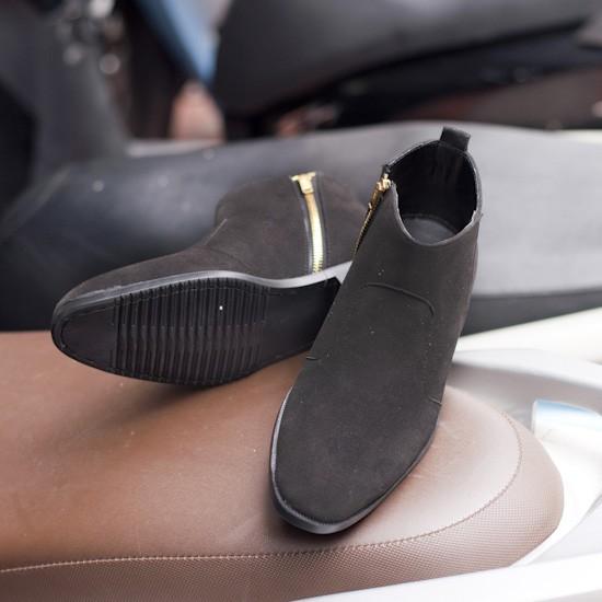 Giày Chelsea Boot Cổ Khóa Tiện Lợi Da Búc Đen Và Đế Được Khâu Chắc Chắn - CB521-bucdenkhoa- Kèm Vòng Gỗ Bách Xanh