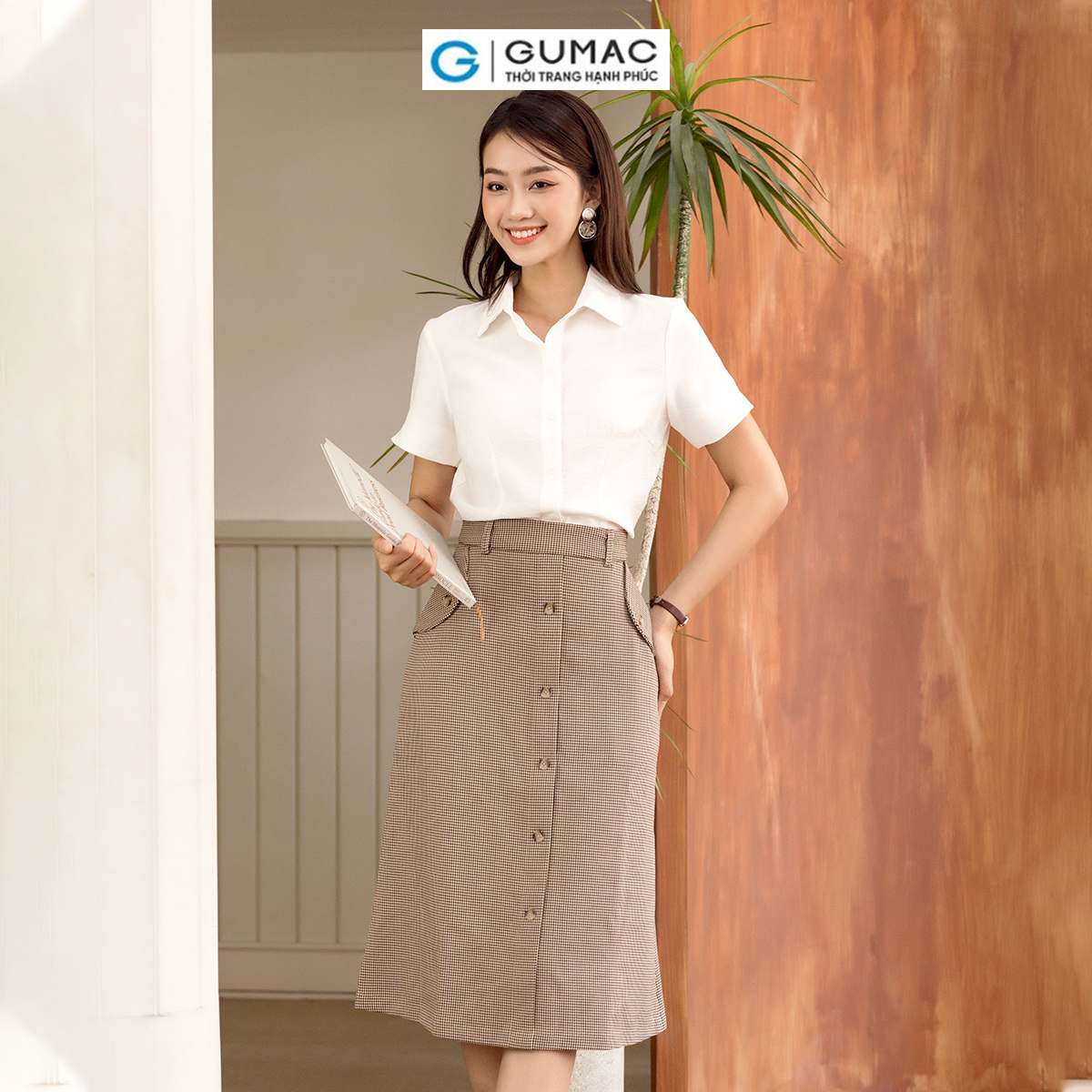 Áo sơ mi nữ tay ngắn xẻ V thời trang GUMAC AD06032