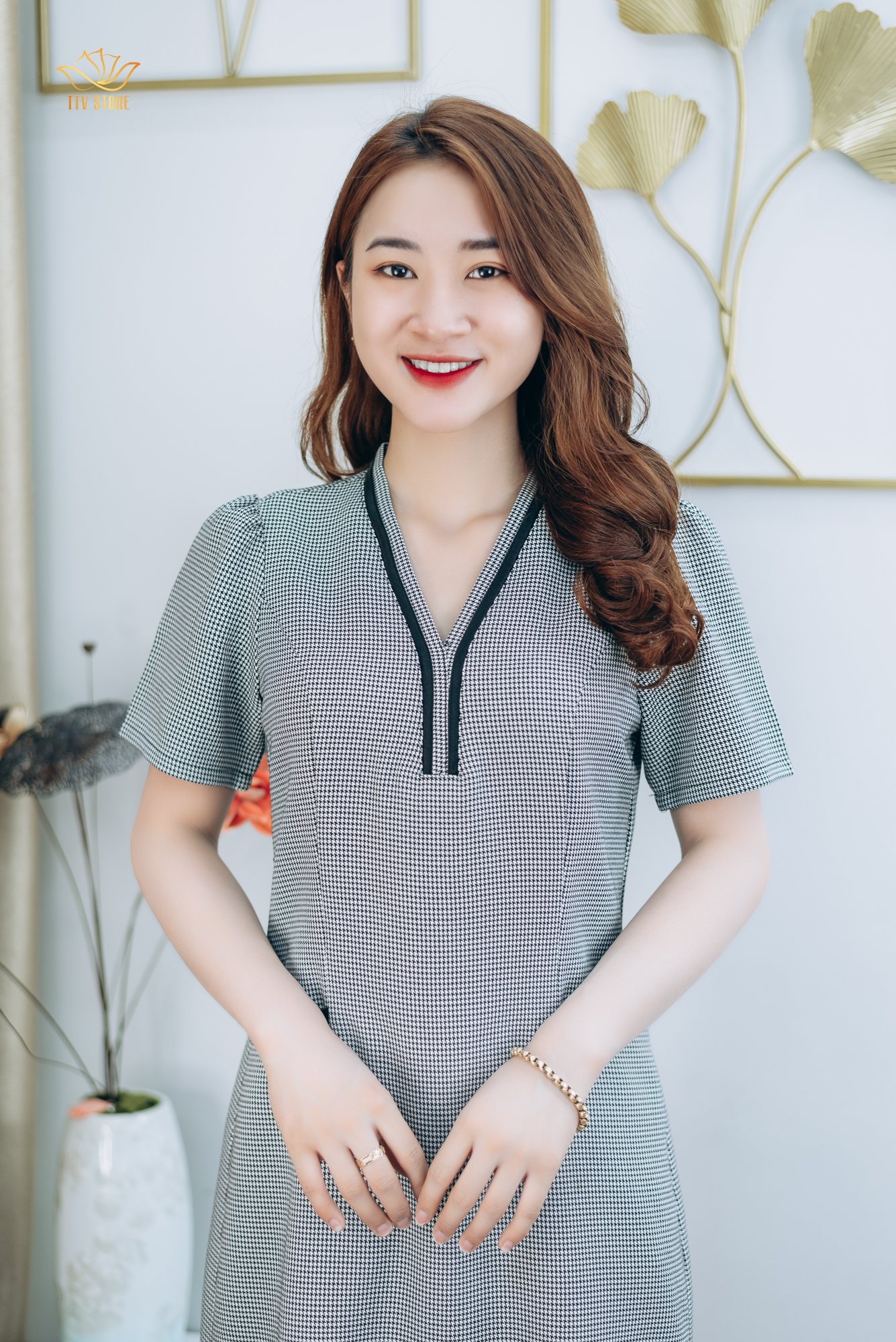 Đầm suông thiết kế trung nên cao cấp sang trọng Cổ tim phối viền màu Caro trắng TTV STORE TTV1278