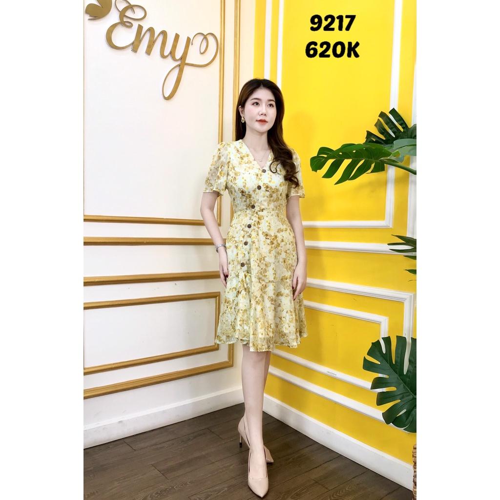 Đầm EMY EM9217 Xoè Cổ V Nền Loang