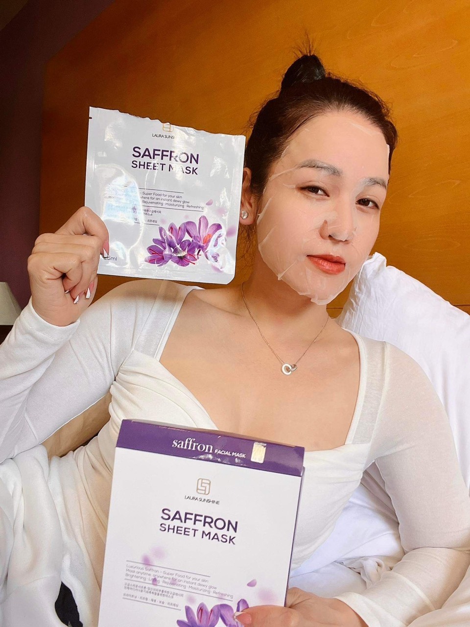 Mặt nạ nhụy hoa nghệ tây 2 lớp - Saffron Sheet Mask - Laura Sunshine