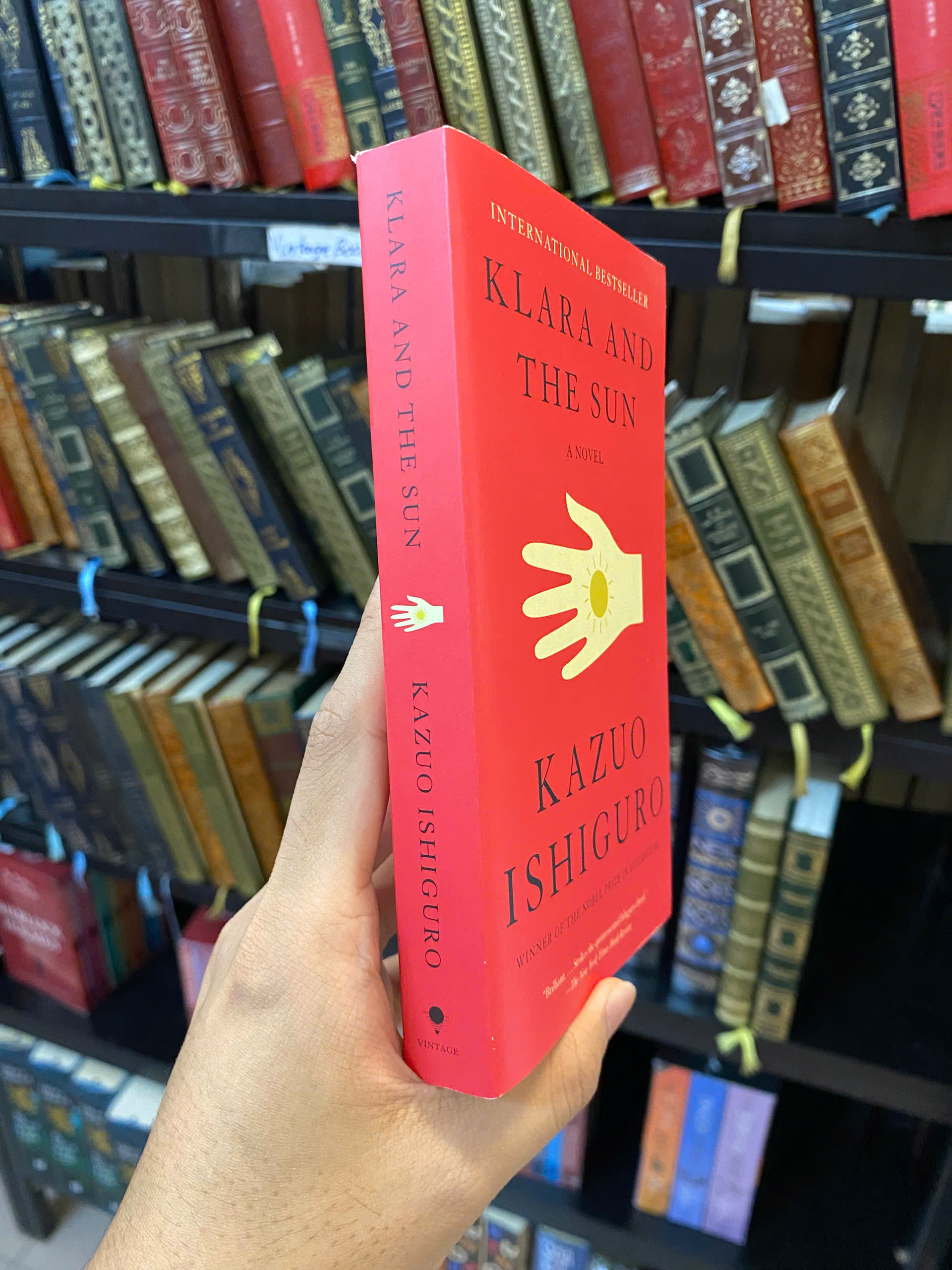 Sách - Klara And The Sun by Kazuo Ishiguro: Sunday Times #1 Bestseller - Fiction in English