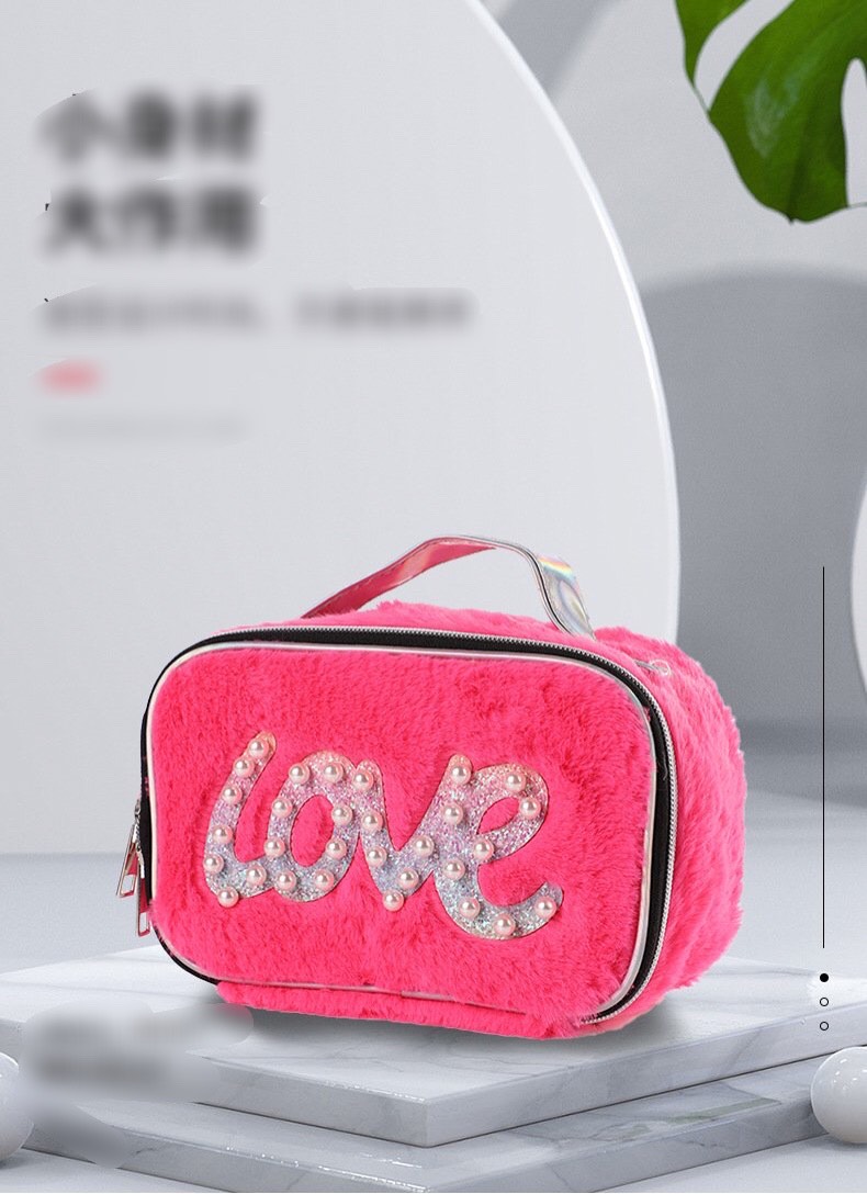 Túi đựng mỹ phẩm chữ LOVE , đựng đồ trang điểm , có quai xách chắc chắn ,chống thấm , họa tiết   trẻ trung ,trang nhã , rất hợp đi chơi , du lịch , tiệc
