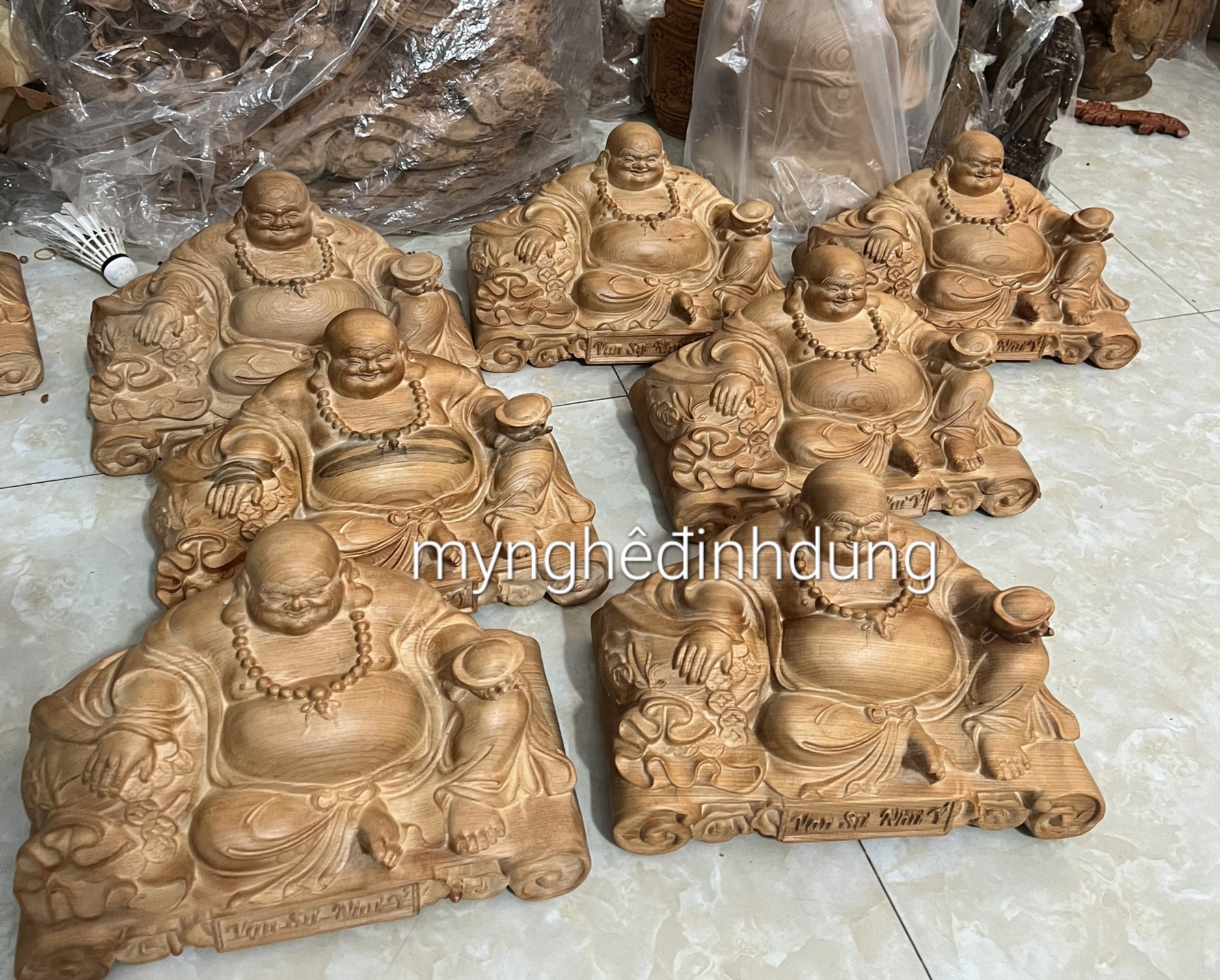 Tượng phật di lặc dâng thỏi vàng bằng gỗ ngọc am kt 30x15x15cm