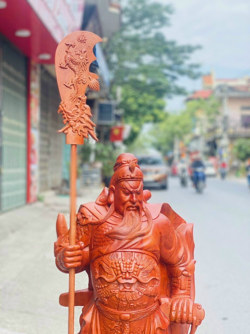 TƯỢNG QUAN CÔNG CƯỠI NGỰA ĐỨNG TRÊN GỐC CÂY TÙNG BẰNG GỖ HƯƠNG KT CAO 80