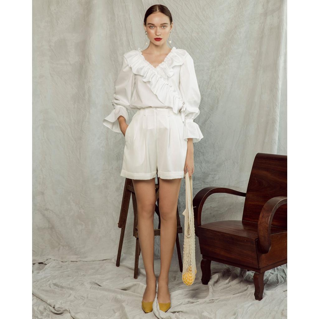 KIOBI - Áo kiểu Ruffle V-neck form suông rộng, cổ V đắp bèo, tay phồng bo thun nhún bèo, vải kate silk trắng - KIA1873T