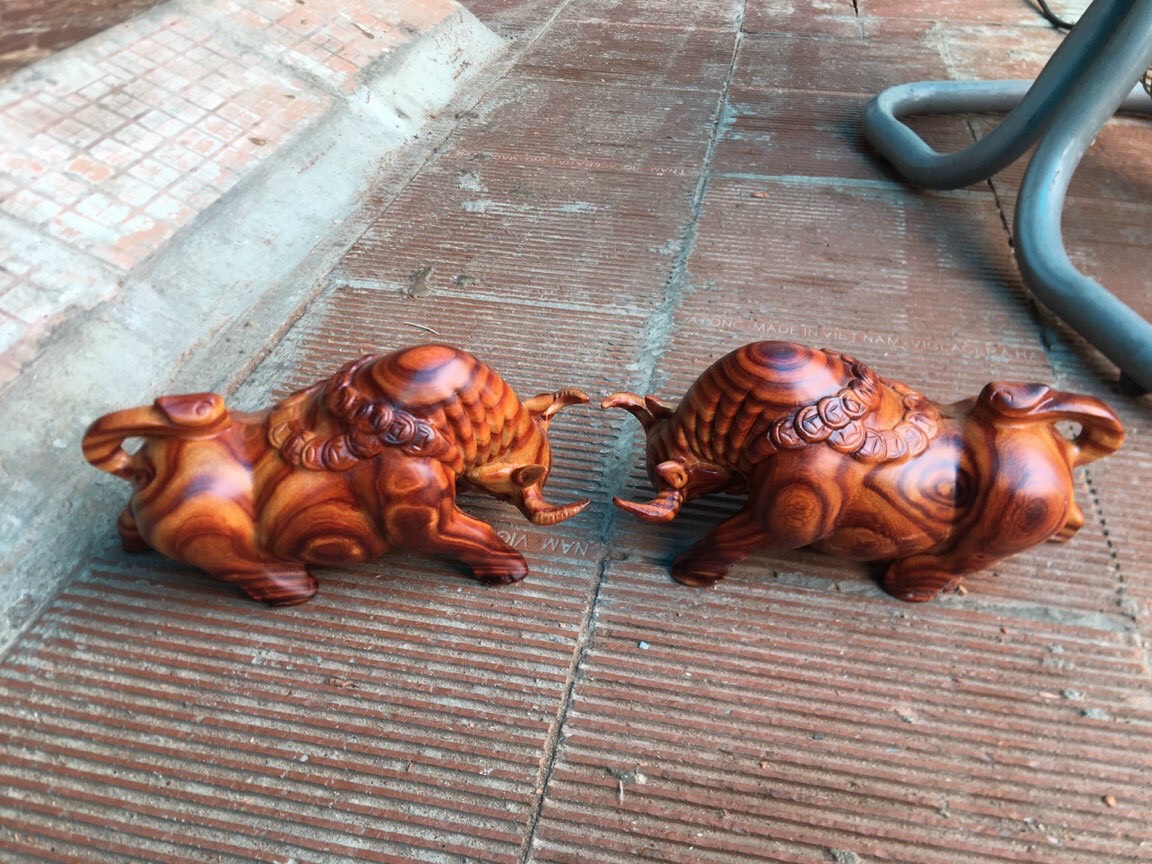Tượng bò tót gỗ trắc dây