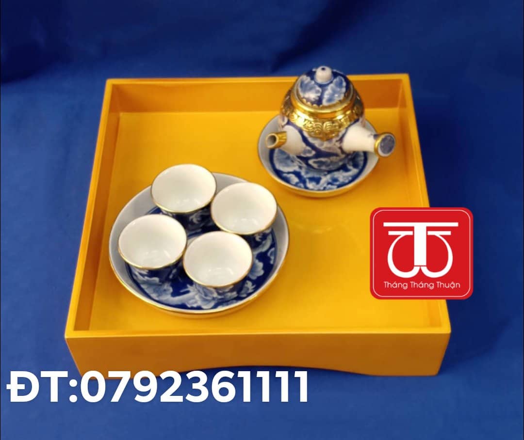 BỘ ẤM CHÉN BỊT ĐỒNG VẼ LONG ẨN KHAY GỖ SƠN MÀI 30CM*30CM