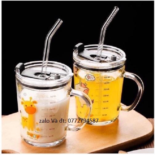 Ly Thủy Tinh Chia Vạch Có Quai in hình Ngộ nghĩnh 350ml | Kèm Óng Hút Silicon , Nắp Nhựa Ngăn Tràn