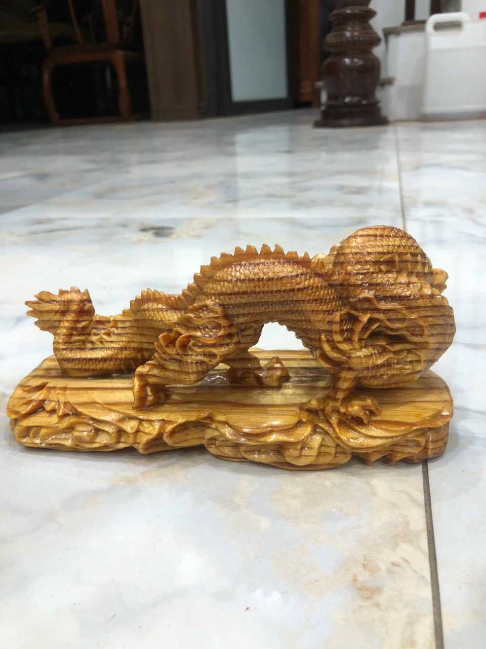 Tượng con rồng phong thủy cầu tài lộc bằng gỗ huyết long kt 20×10×8cm