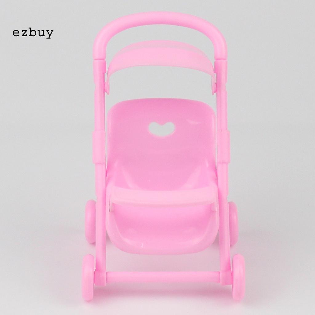Xe đẩy em bé màu hồng xinh xắn cho nhà búp bê