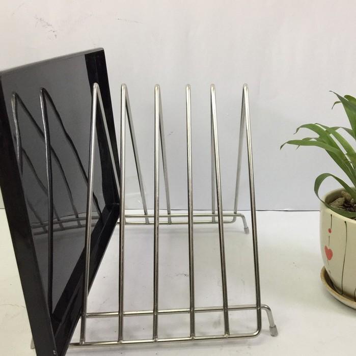 Giá để thớt được làm từ inox 304 chống rỉ sét - để được 6 thớt