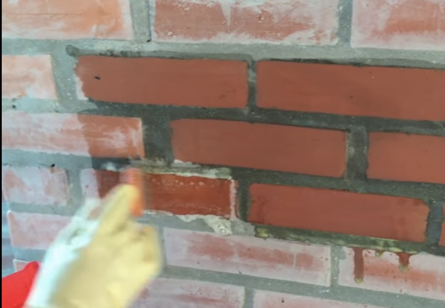 Hóa chất tẩy xi măng bám dính trên bề mặt gạch đỏ ,đá các loại mà không ảnh hưởng đến bề mặt gạch,tiết kiệm nhân công thi công nhanh và rất dễ dàng.Chống thấm Vmix