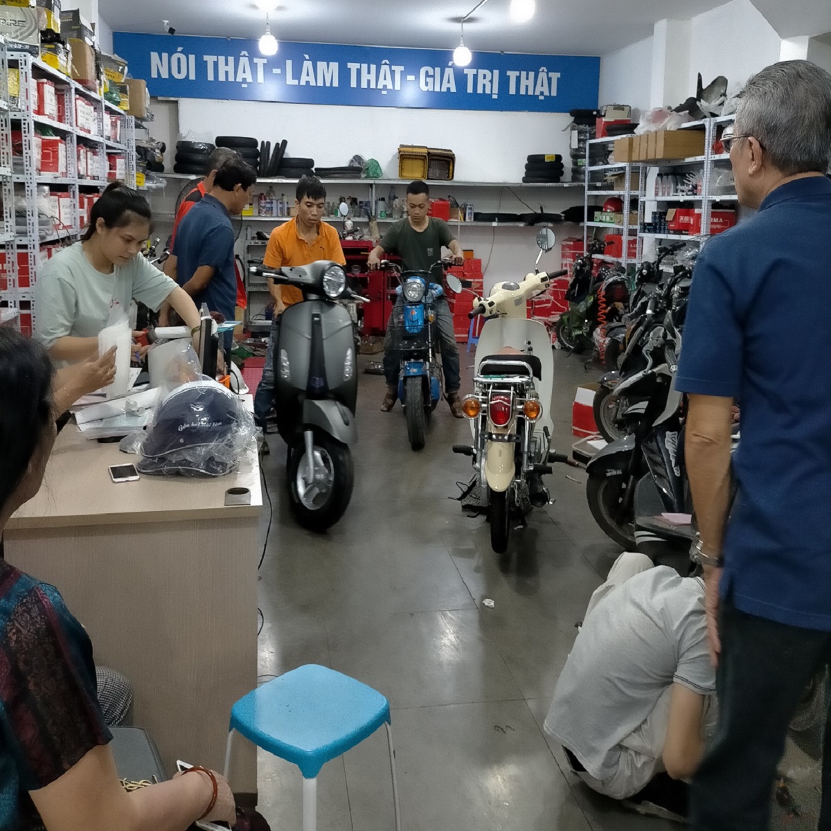 SẠC CHUYÊN DỤNG DÀNH CHO XE MÁY ĐIỆN M133S - SIÊU BỀN - SẠC DÒNG ĐIỆN CHUẨN - NGẮT ĐIỆN TUYỆT ĐỐI - BẢO VỆ XE - KÉO DÀI TUỔI THỌ ẮC QUY - LOẠI 48V-20AH CHÂN ĐẶC HOẶC CHÂN CHỤP