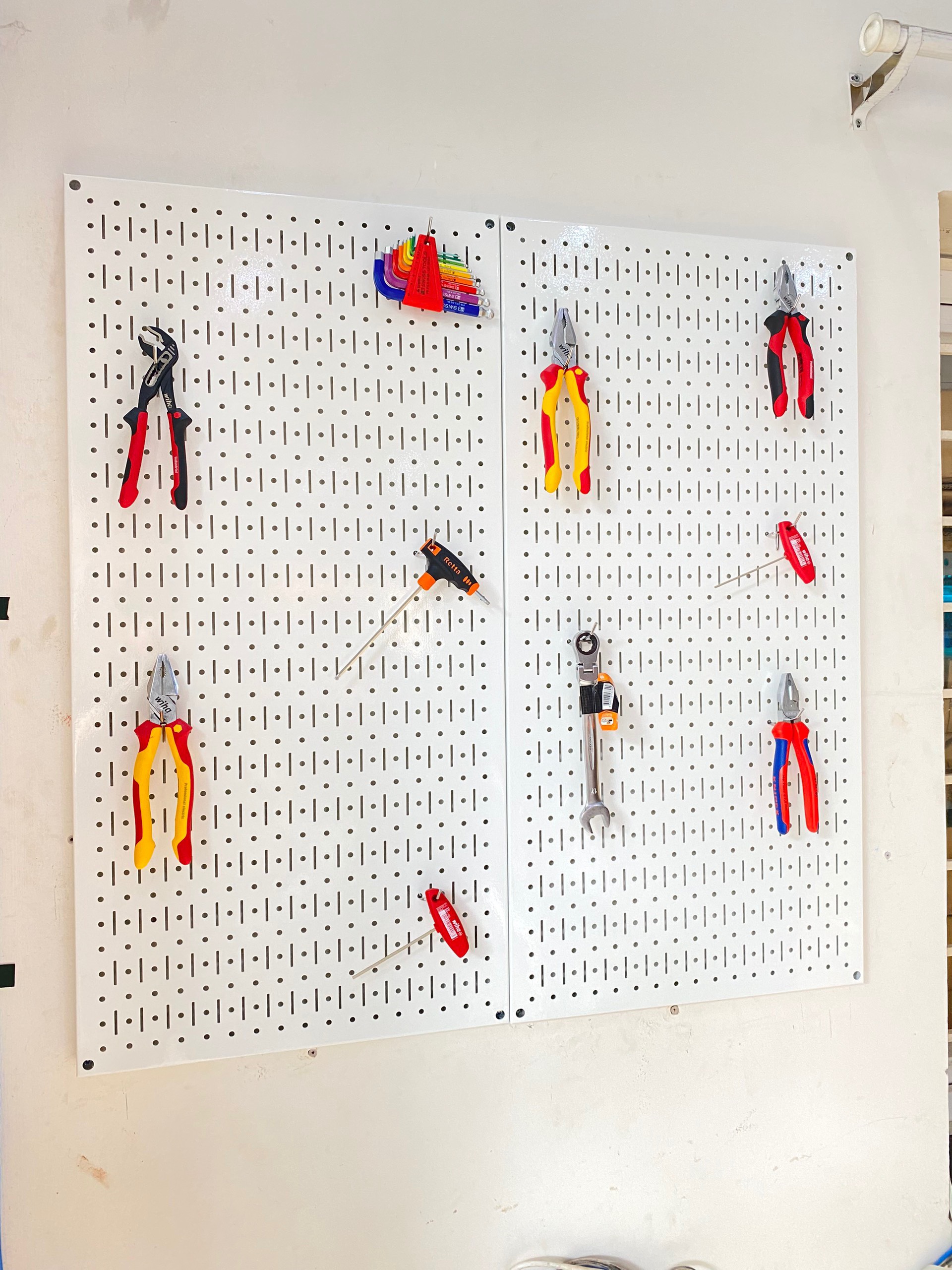Tấm lưới đôi pegboard treo dọc màu trắng