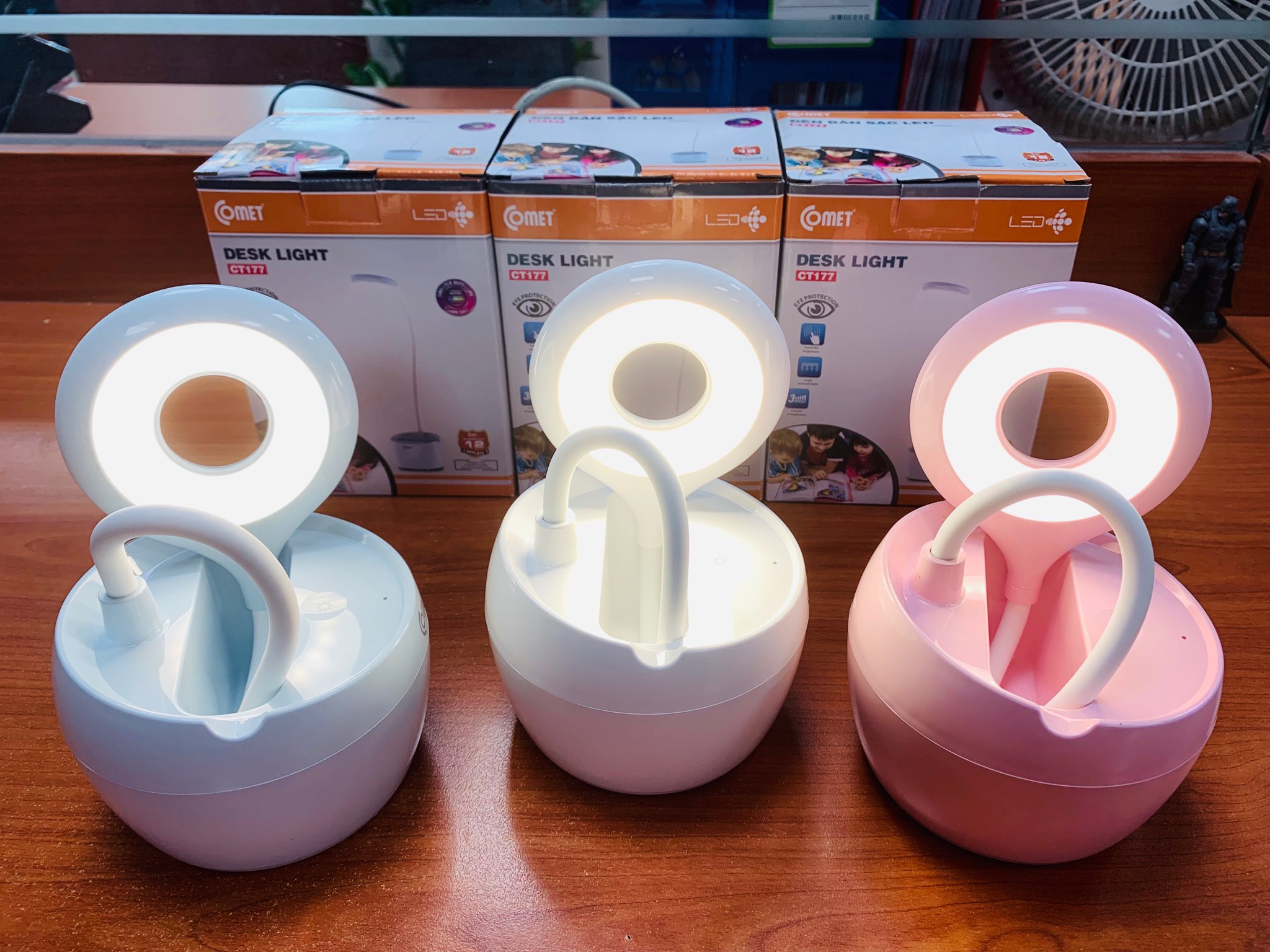 ĐÈN LED ĐỂ BÀN COMET CT177