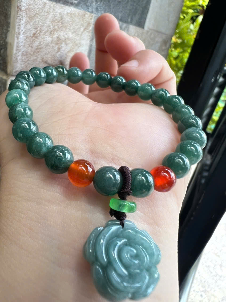 Vòng Tay Chuỗi Nữ Đá Cẩm Thạch Xanh Lam Đậm Tự Nhiên Mix Bông Hồng rất là xinh đẹp size hạt 7mm các chị em nữ mệnh thủy mệnh mộc mệnh và hỏa đeo chuẩn hợp món quà tặng phụ nữ quà sinh nhật đẹp ý nghĩa rẻ đẹp ạ