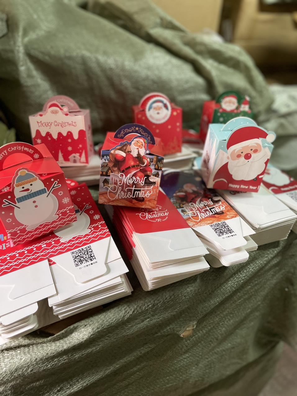 [Mẫu Mới 2023] Hộp Đựng Quà Noel dùng để gói quà tặng học sinh trong dịp giáng sinh cho các bé