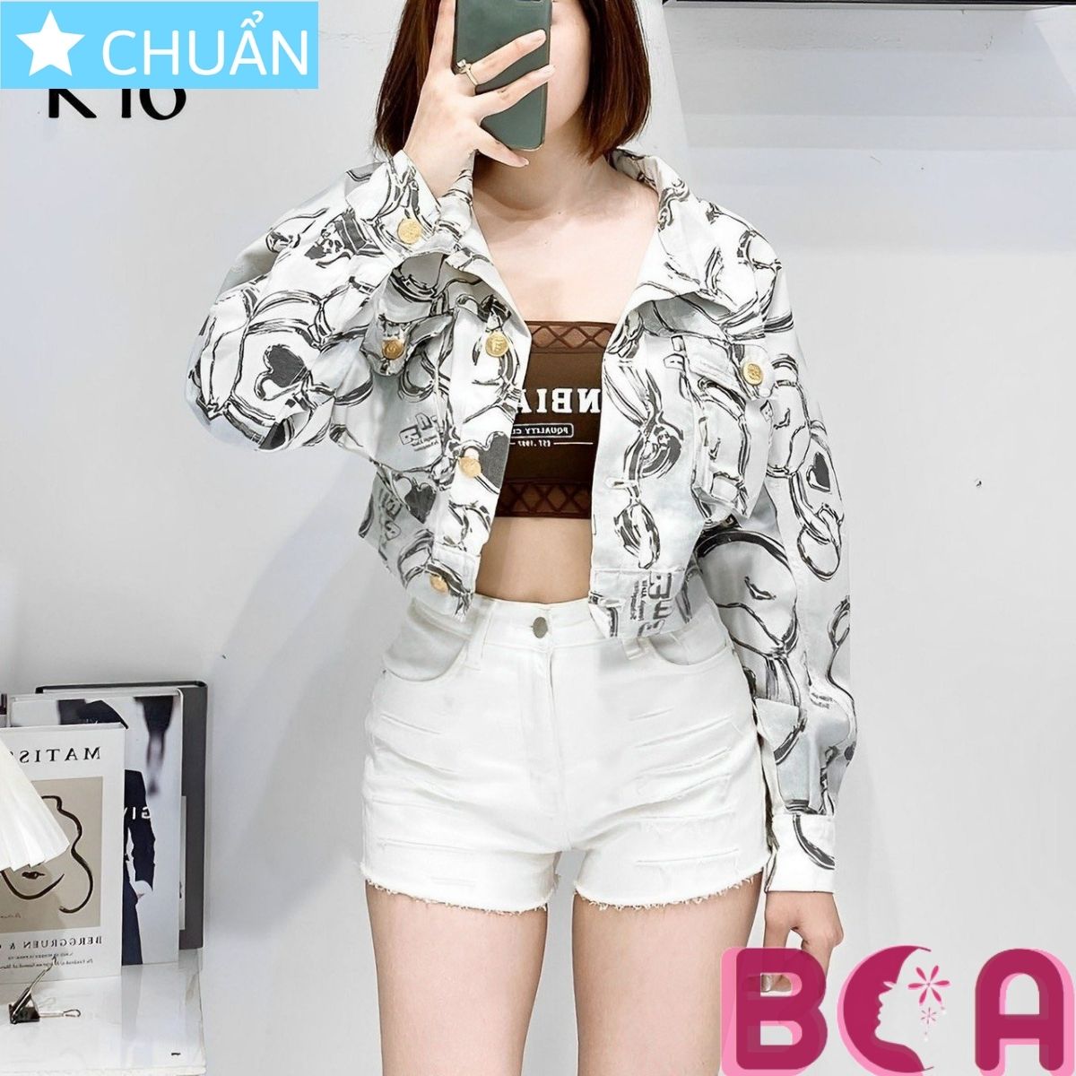 Áo khoác Jeans lửng nữ K16 ROSATA tại BCASHOP họa tiết vân độc đáo, thời thượng thể hiện gu thẩm mỹ và đẳng cấp của bạn
