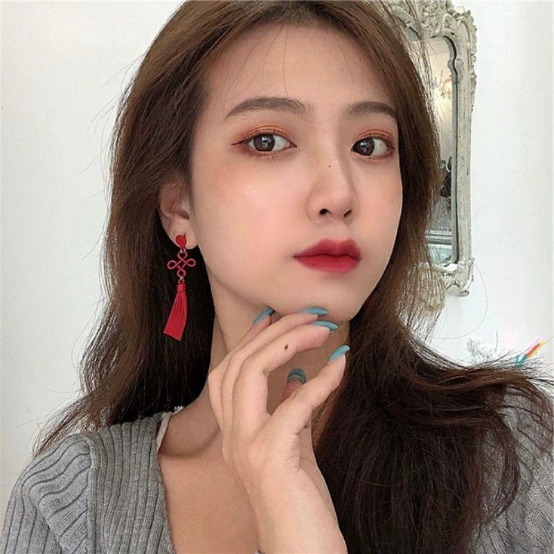 Khuyên hợp với áo dài