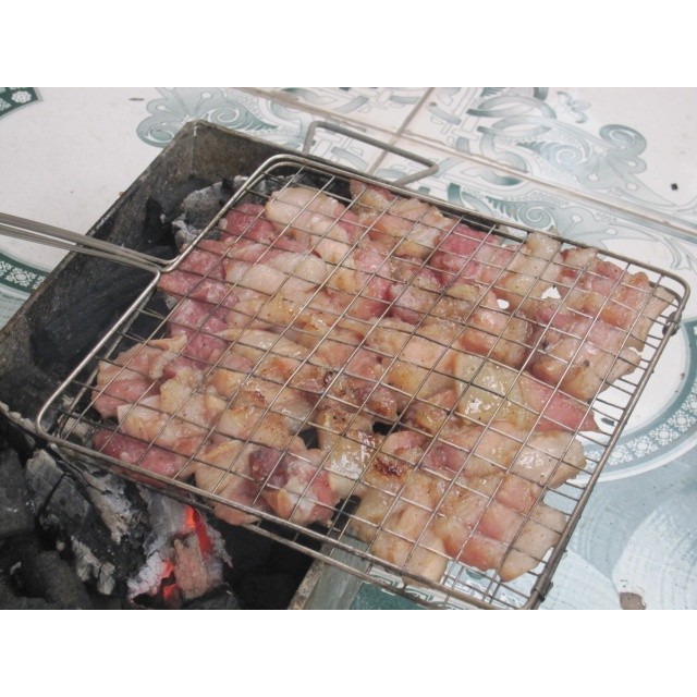 Vỉ nướng thịt chất liệu inox không gỉ, vỉ kẹp thịt nướng, chả nướng, kích thước 25x25 cm , Tổng chiều dài 50cm