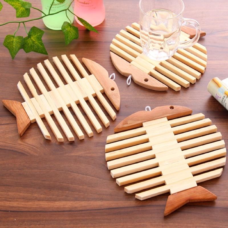 Đế lót nồi bằng gỗ cách nhiệt hình xương cá và táo dễ thương- Rế lót nồi, miếng gỗ kê nồi CÁ và TÁO size lớn 16cm x 16cm