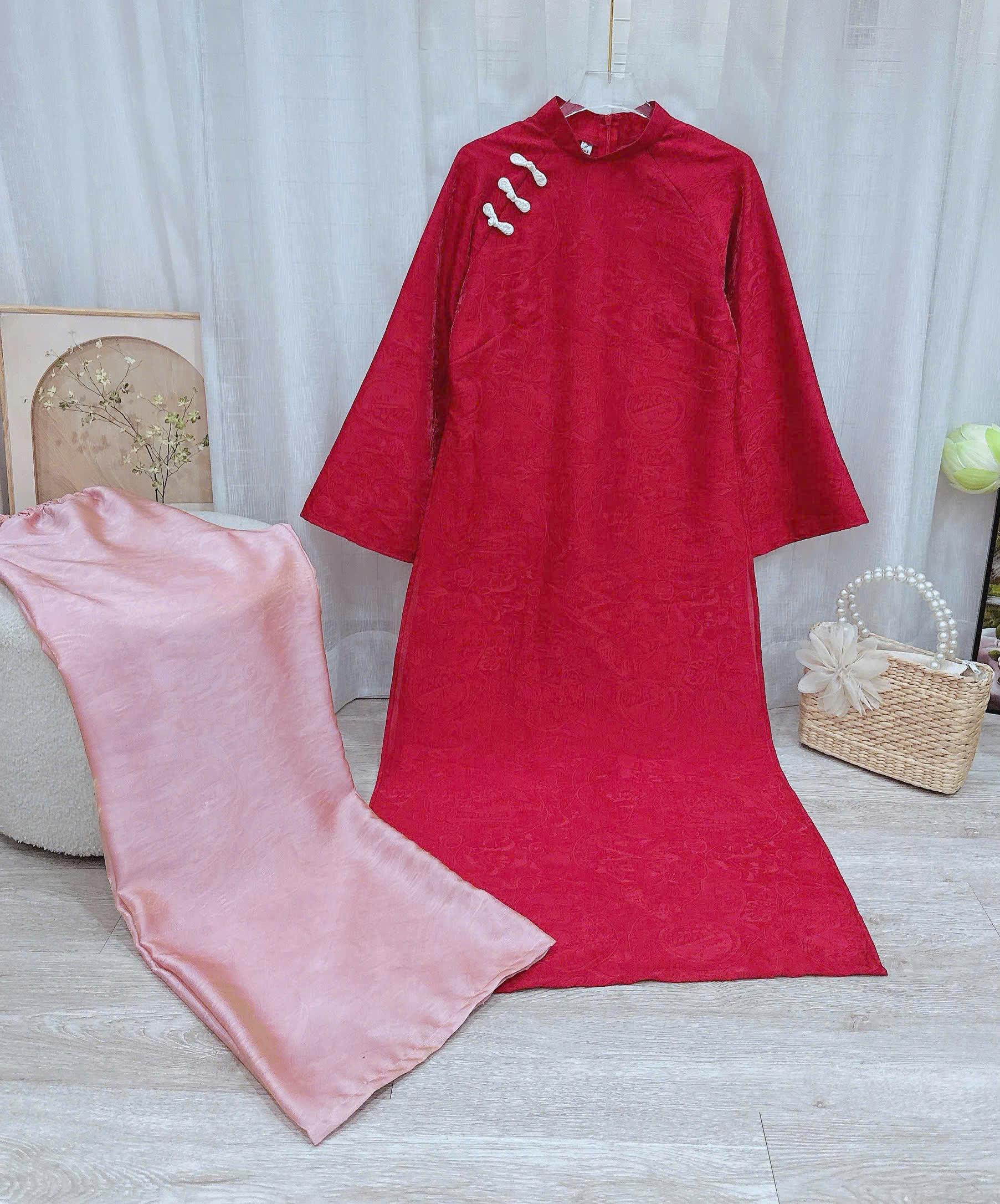 Áo Dài Tơ Ánh Đỏ Hoa Văn Cao Cấp – Thanh Lịch &amp; Nổi Bật - Áo đỏ quần vàng