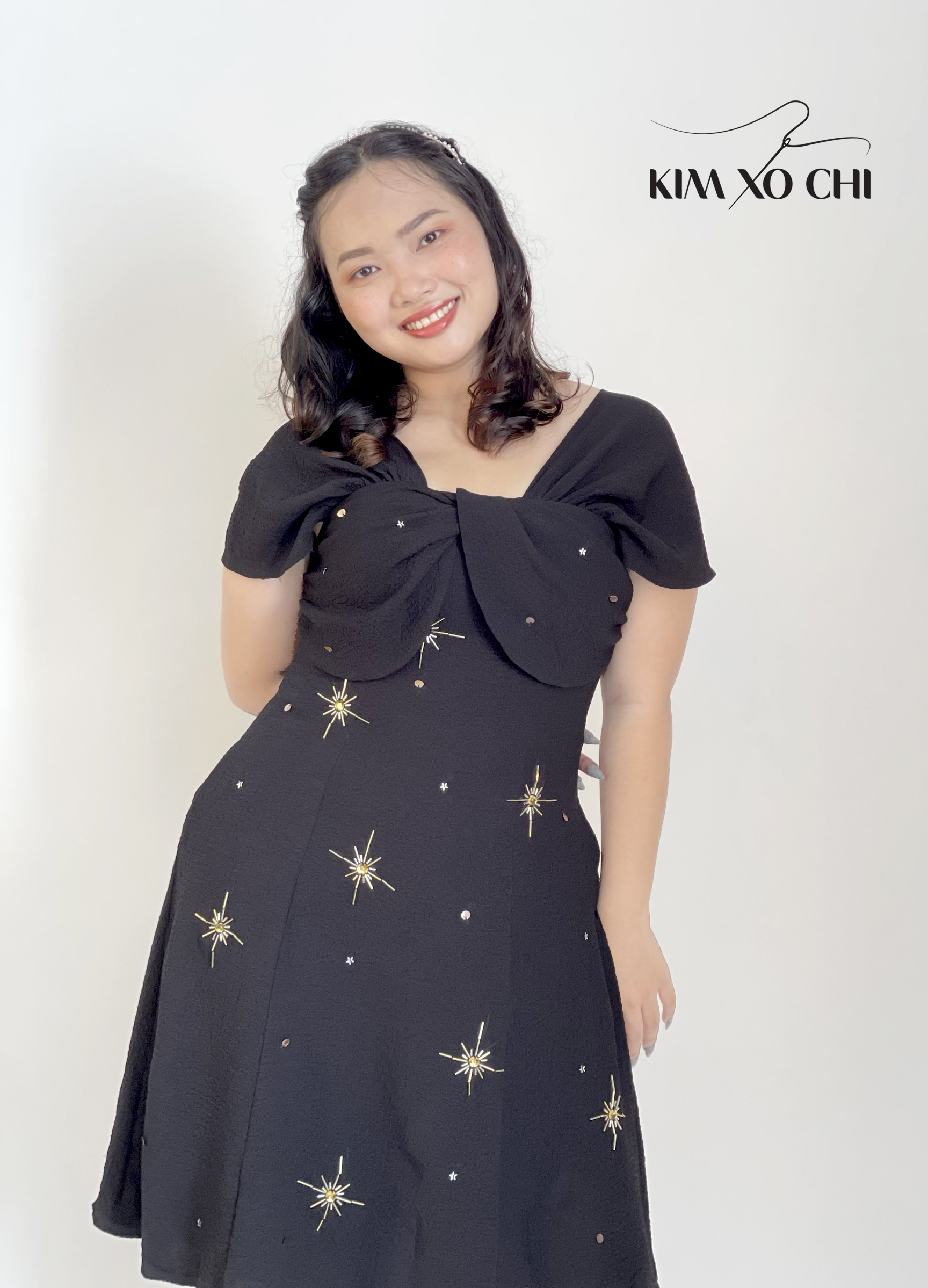 Đầm bigsize xoắn đính ngôi sao màu đen