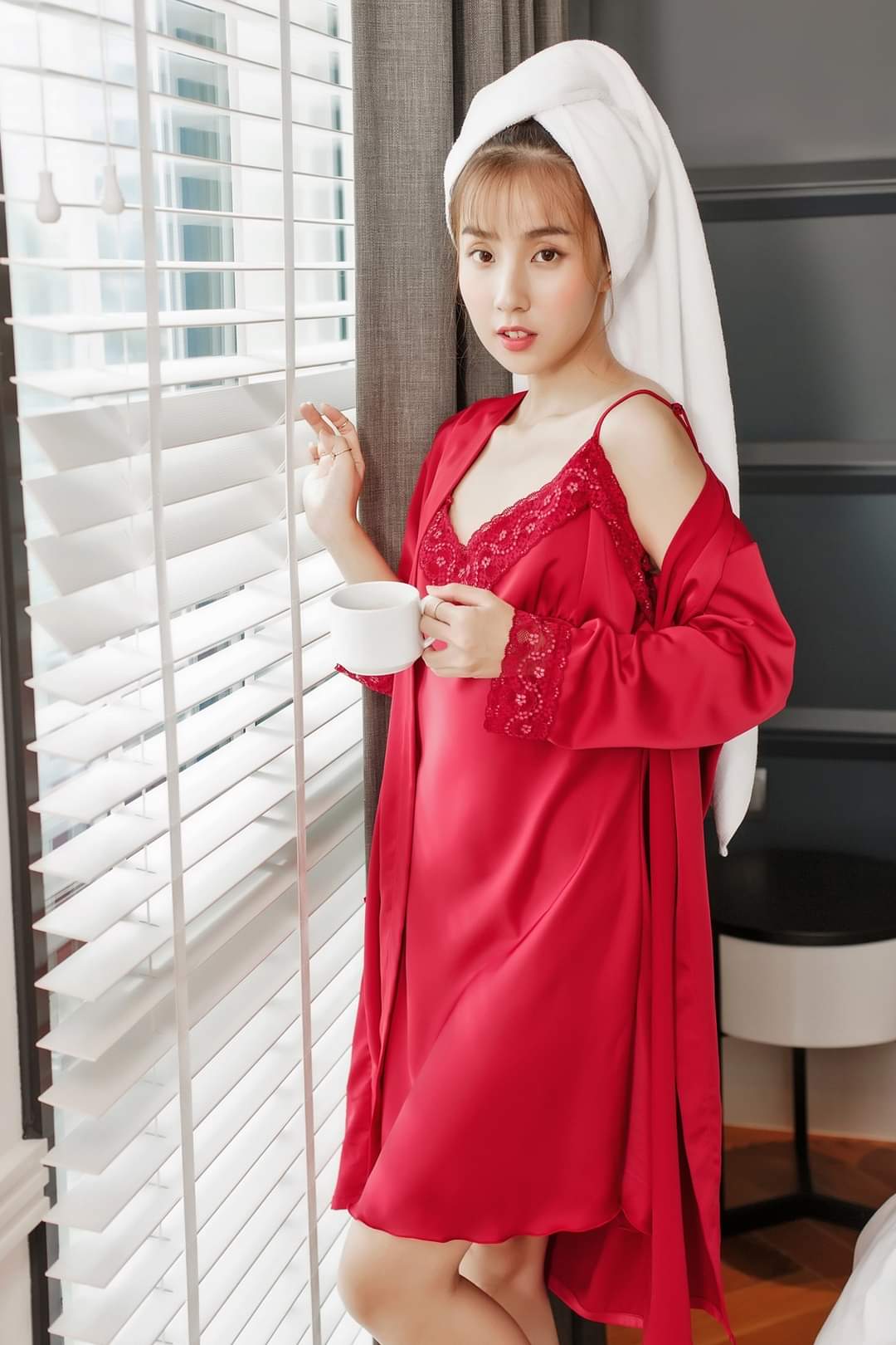 Hantu Sleepwear-Set áo choàng kèm váy ngủ lụa 2 dây phối ren mặc nhà sang trọng