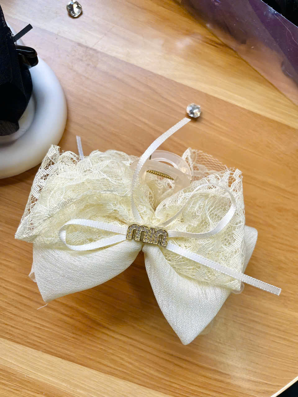 Kẹp Tóc Nơ Ren Cao Cấp Phong Cách Tiểu Thư Hàn Quốc, Kẹp Càng Cua Nơ Lớn Sang Trọng Dự Tiệc – 2 Màu Đen &amp; Kem - HÀNG CHÍNH HÃNG MINIIN