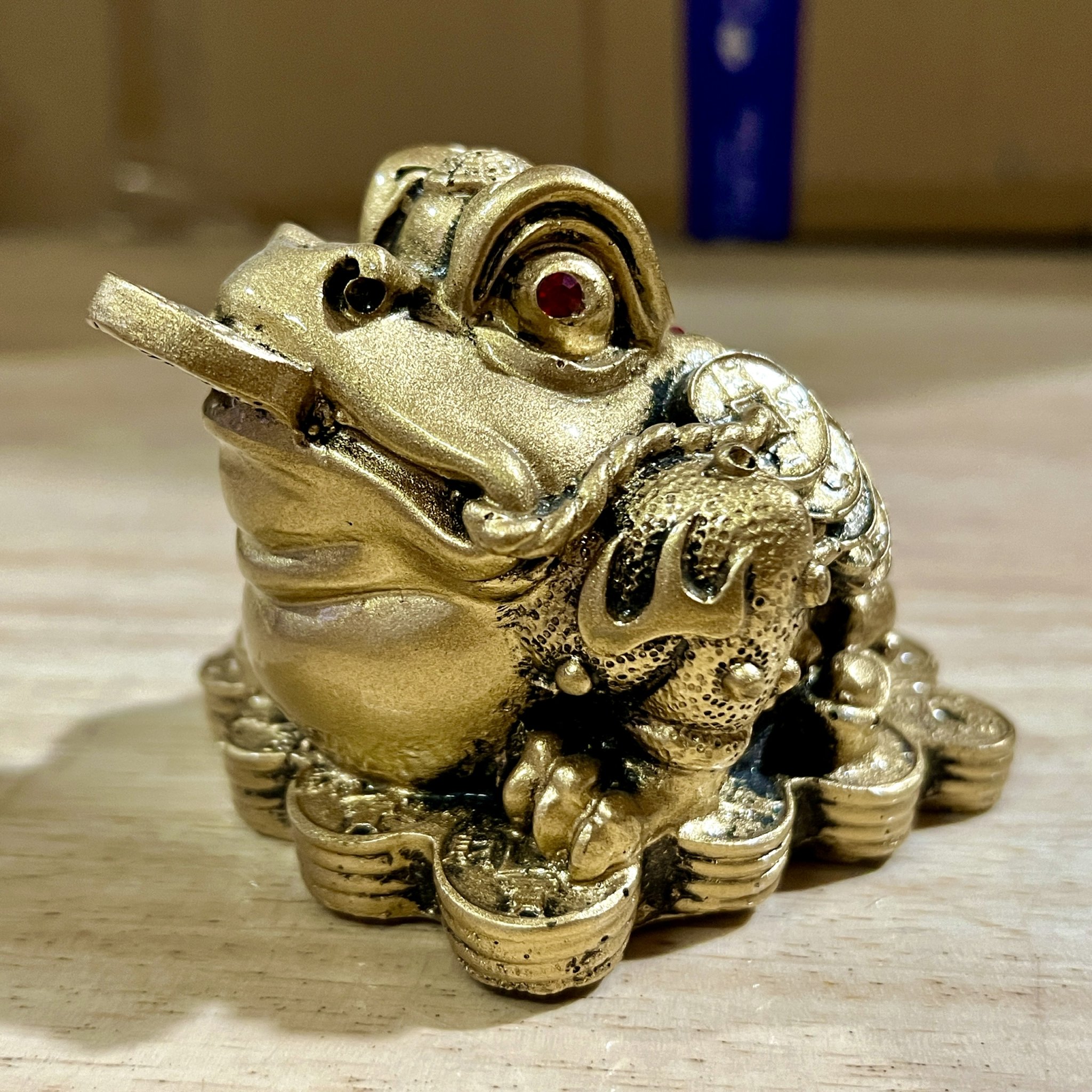Thiềm Thừ phong thủy màu vàng bằng bột đá cao cấp cao 8cm – Cóc 3 chân