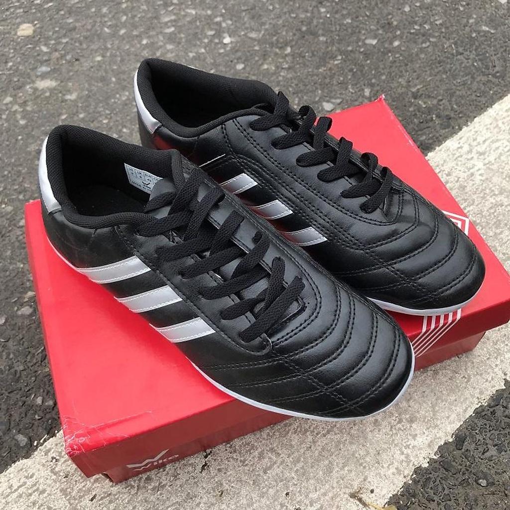 Giày bóng đá cao cấp 3 sọc màu đen black