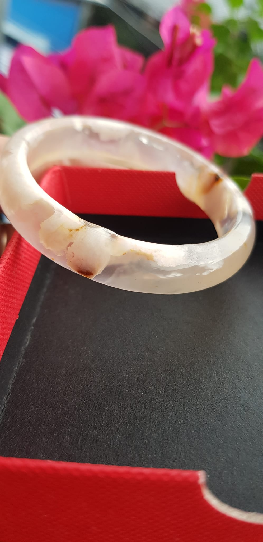 Vòng tay phong thuỷ Nữ Bản Hẹ Đá Mã Não trắng vàng nhẹ bông hoa bóng đẹp Vòng tay Nữ Ni 48mm x Cao 11mm x dầy 6mm Nữ tay nhỏ cân nặng 30kg - 45kg đeo đẹp ạ
