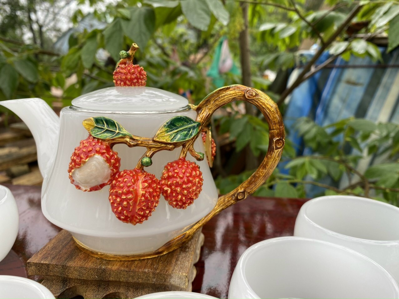 Bộ ấm trà chạm cây vải đá bạch ngọc