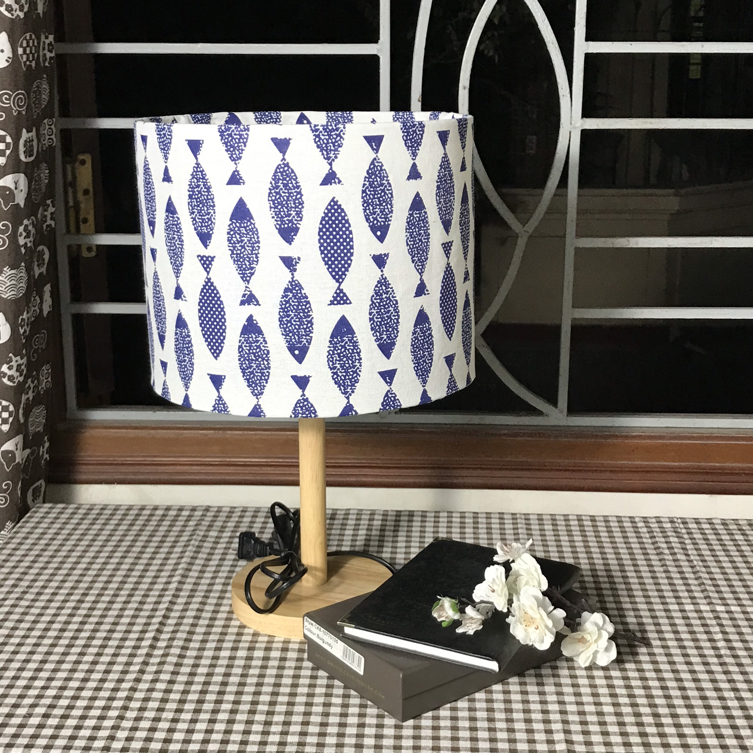 Đèn ngủ DB-A01 CÁ NHẬT BẢN - đèn ngủ để bàn chân gỗ phong cách Nhật Bản, chao vải canvas hiện đại, công tắc bật tắt, kèm đèn