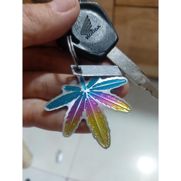 Logo titan móc khoá hình chiếc lá điện phân