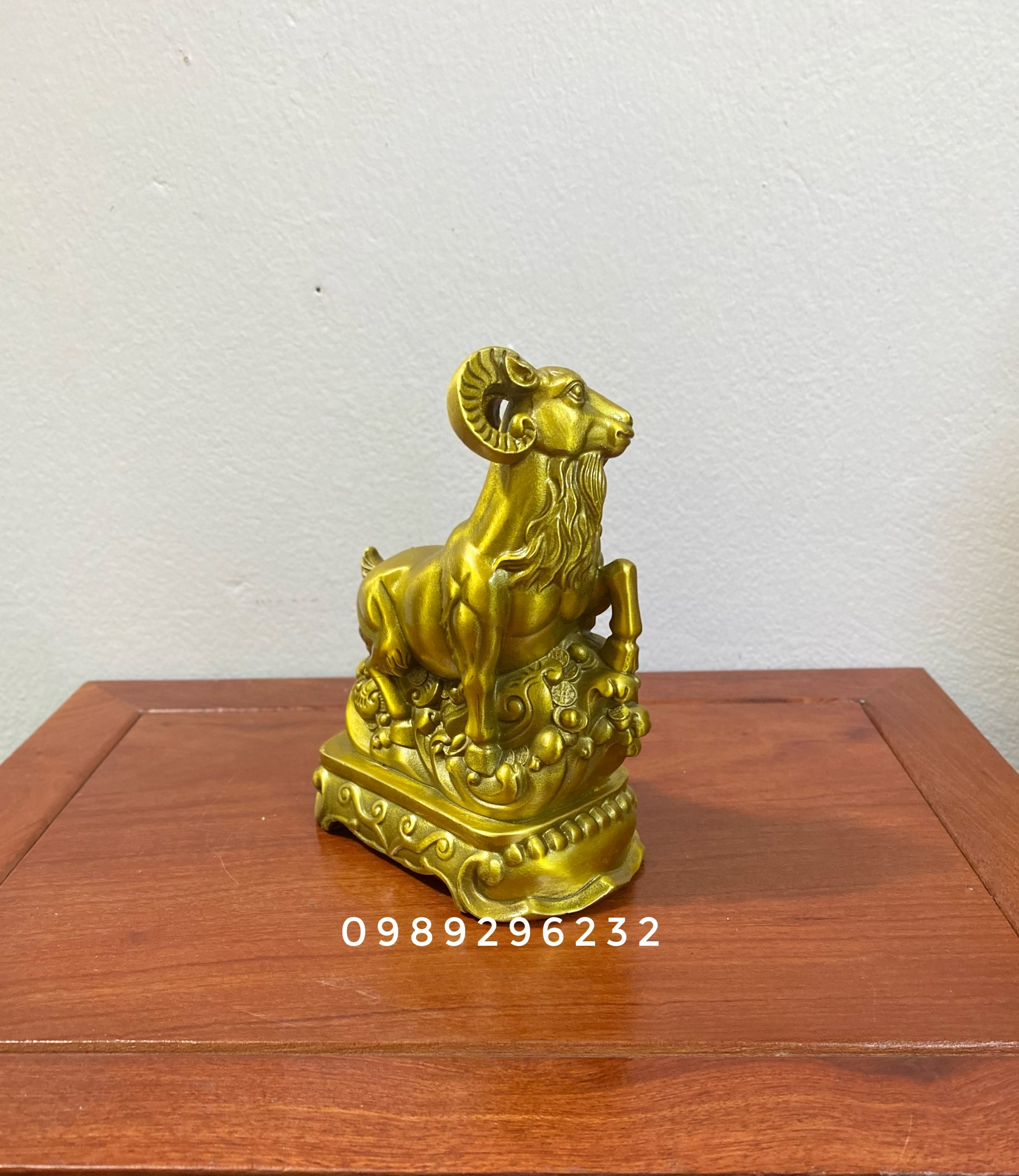 Tượng con Dê ngậm dây tiền phong thuỷ bằng đồng vàng