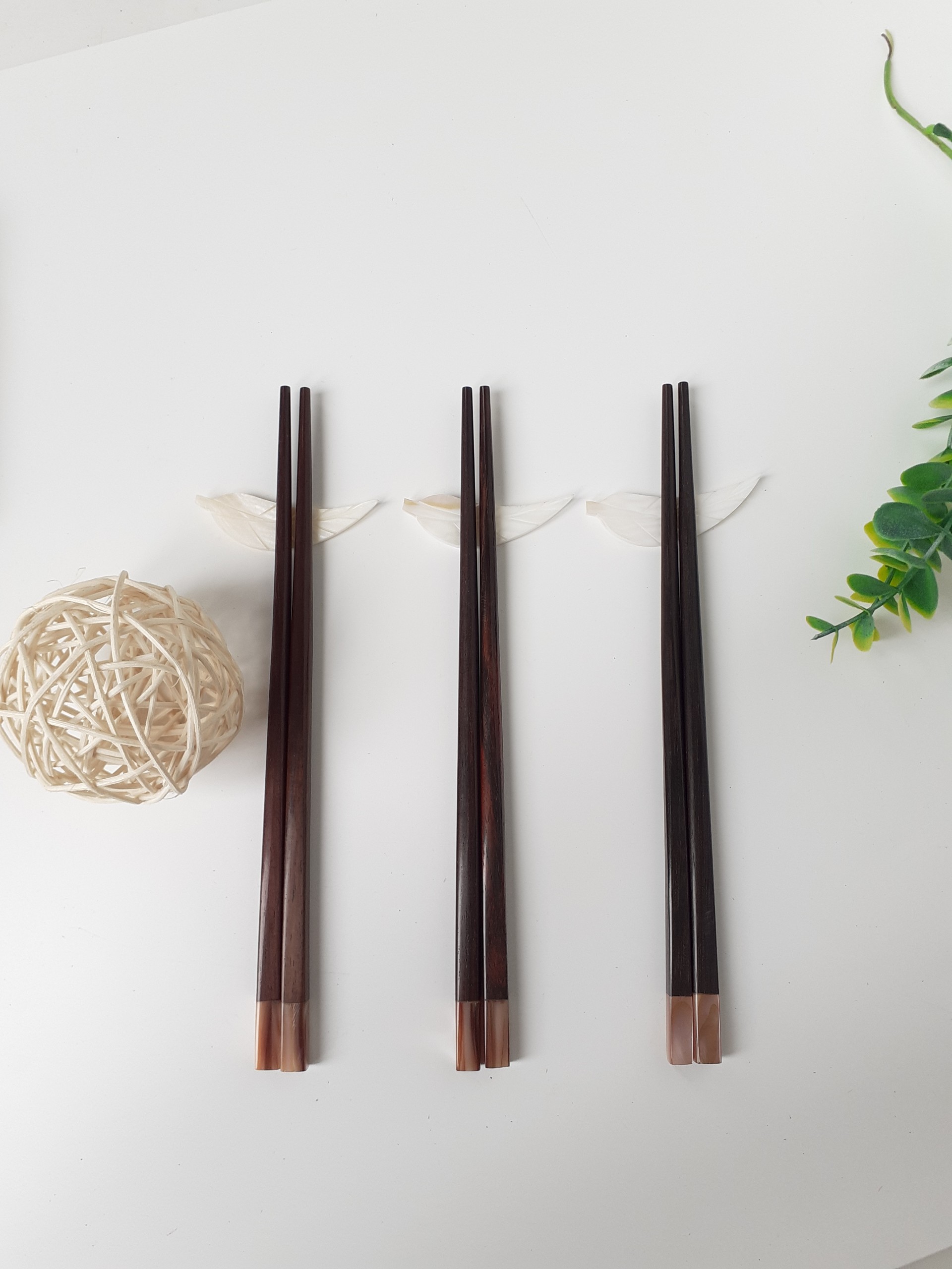 Đũa gỗ trắc vuông đầu gắn trai hồng ( bộ 5 đôi