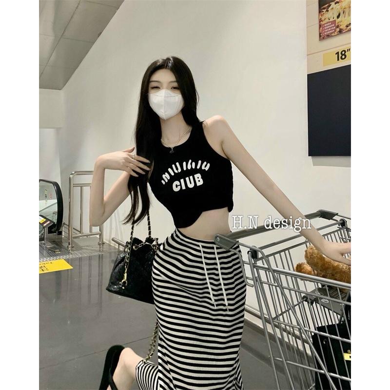 Set váy nữ áo croptop 3 lỗ mix chân váy dài sọc ngang khoe trọn vòng eo xinh xắn thích hợp dành cho các nàng đi chơi