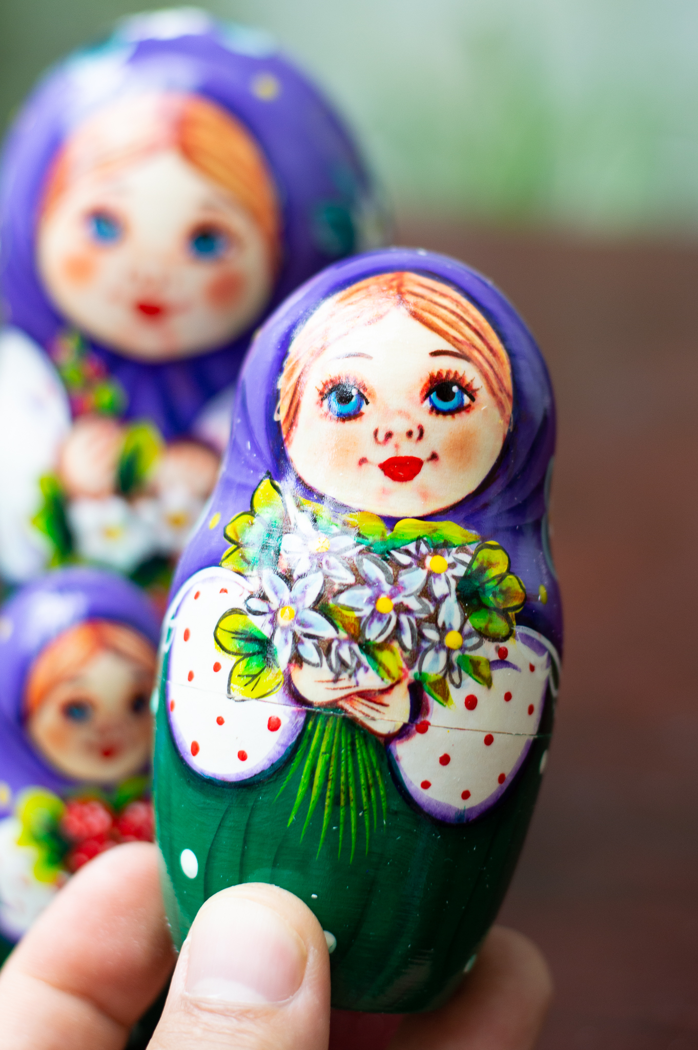 BỘ BÚP BÊ NGA MATRYOSHKA 5 LỚP 15CM "CÔ BÉ OLGA ÔM HOA" MÀU XANH HÀNG LƯU NIỆM NGA CỰC DỄ THƯƠNG